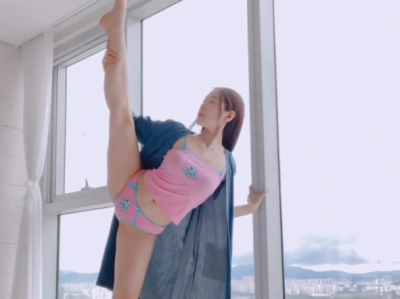 身材超级好的韩国老师,教你在家练瑜伽